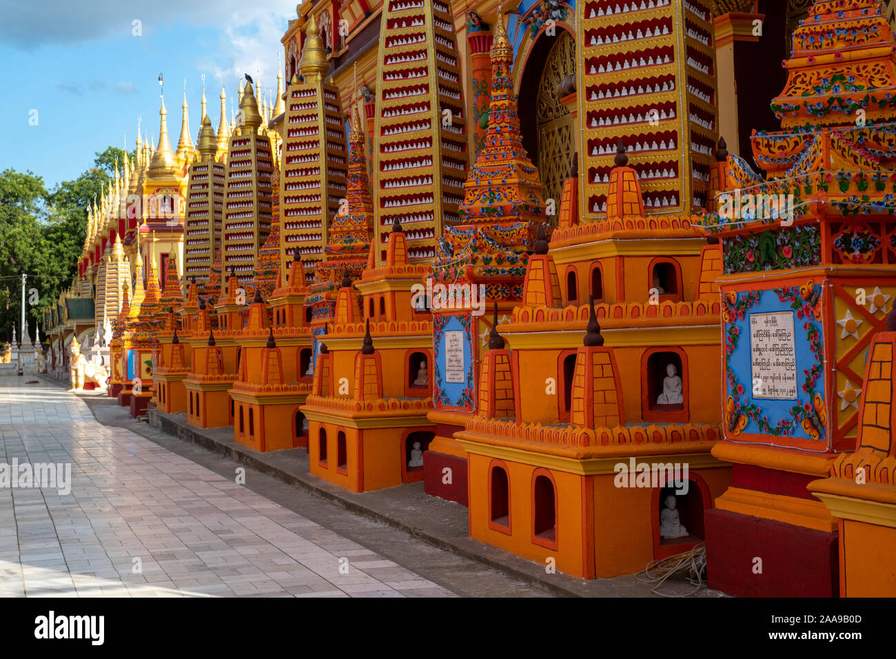 Vista exterior de la adornada de Boaddai templo que alberga quinientos mil imágenes de Buda en Monywa, Myanmar (Birmania) Foto de stock