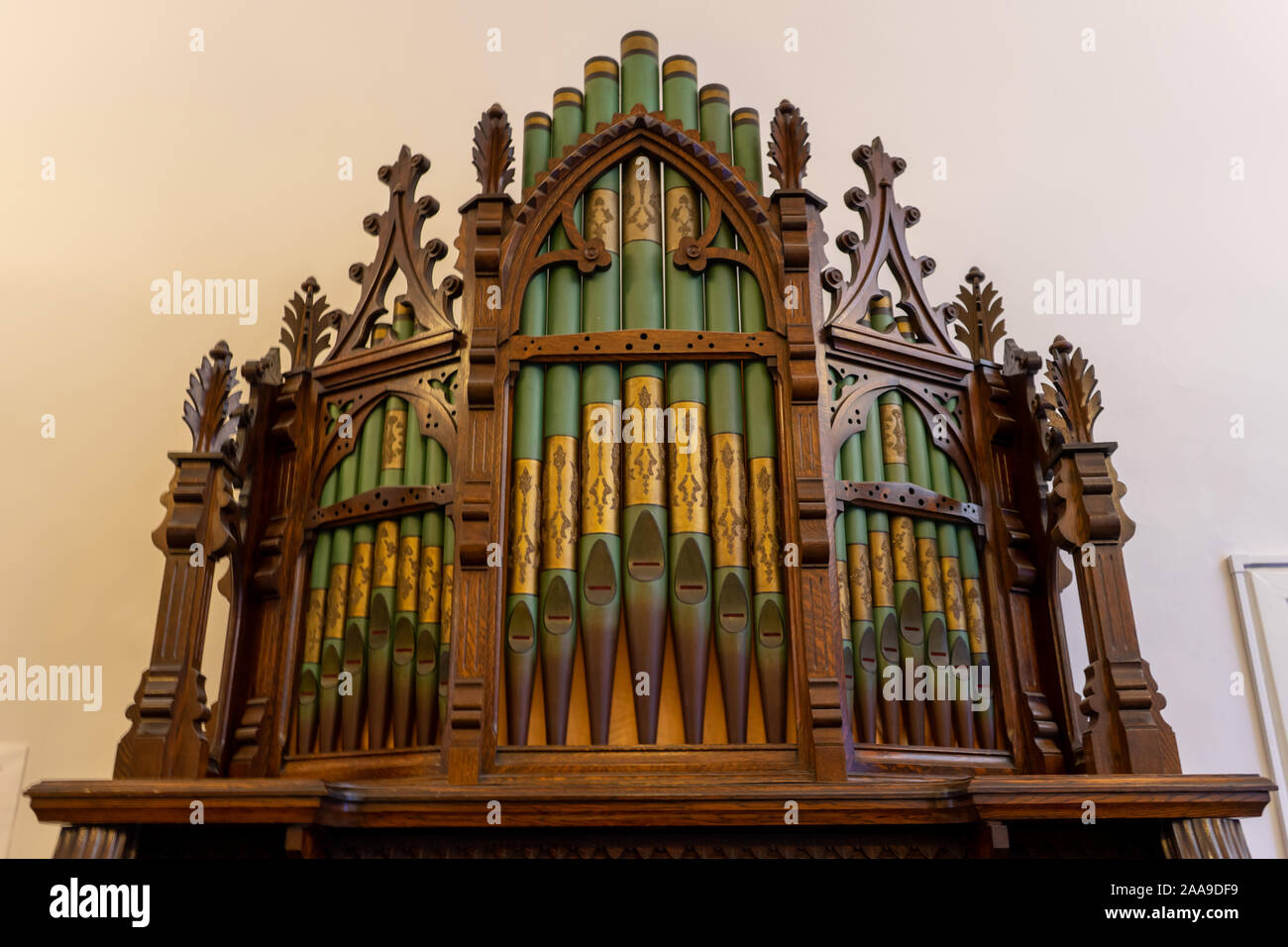Los tubos de un órgano de iglesia en un órgano vintage Fotografía de stock  - Alamy