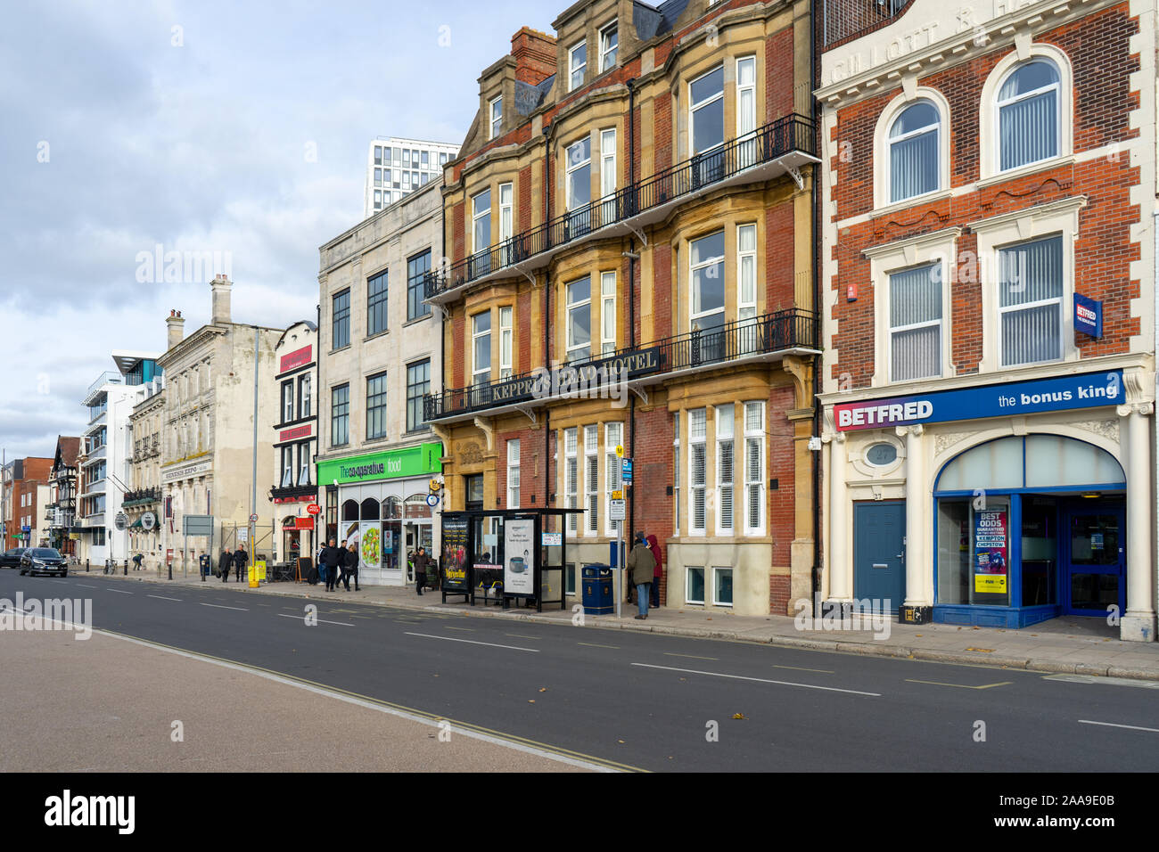 Los edificios antiguos en el Hard en Portsmouth, Hampshire, Reino Unido mostrando la Keppels head hotel Lady Hamilton y el pub Foto de stock