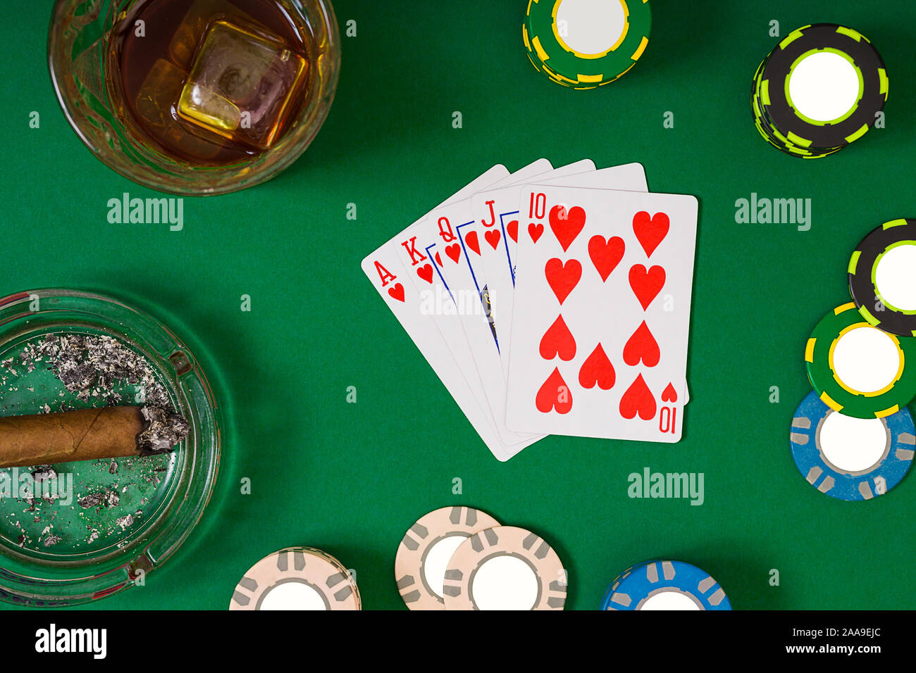 Juegos de azar, la suerte y el concepto de entretenimiento - Cierre de  fichas de casino, vaso de whisky, naipes y puro verde sobre la superficie  de la mesa. Vista desde arriba.