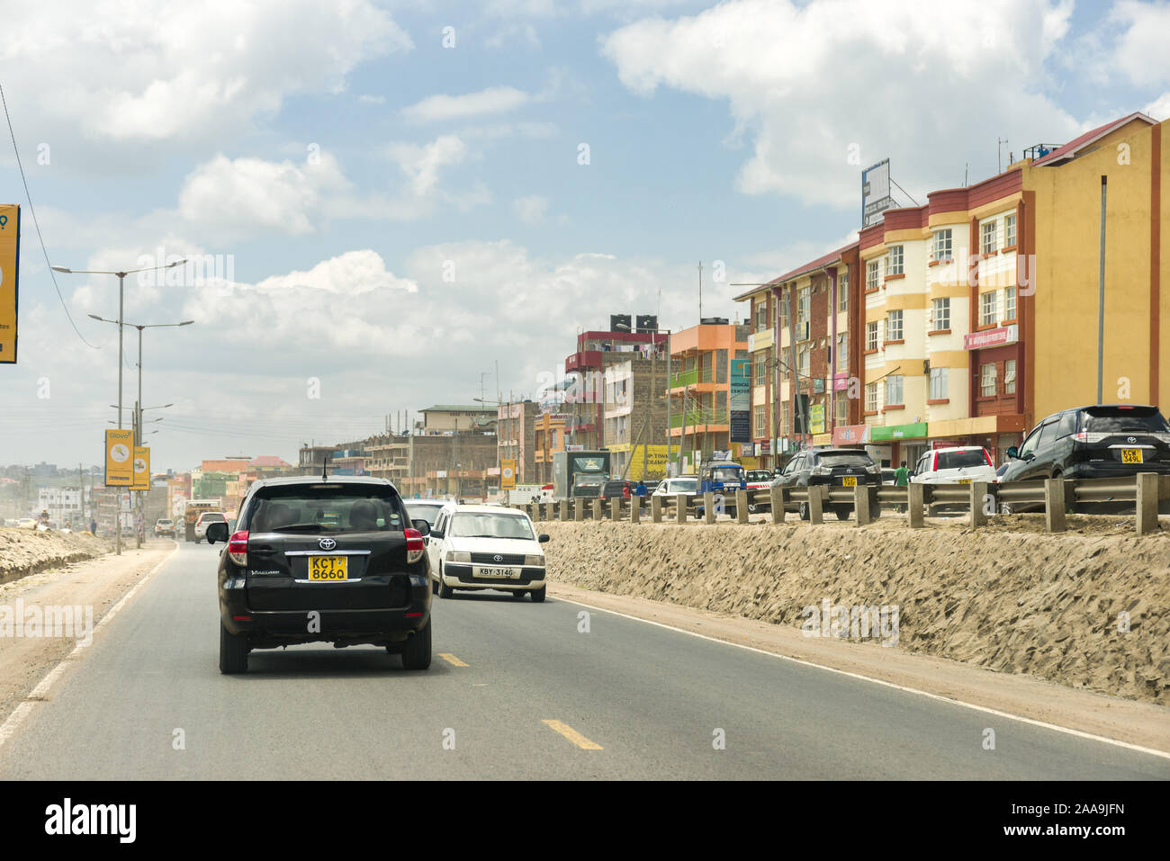 Vehículos que circulan por la A104 a través de Kitengela Town, Kenia, África Oriental Foto de stock