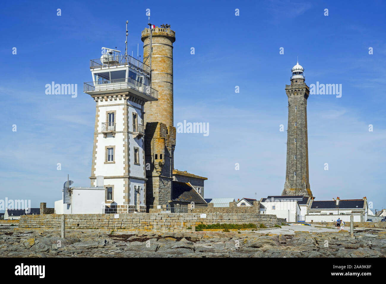 Semáforo, antigua torre Vieille Tour y los faros Phare de Penmarc'h y Phare d'Eckmühl a la Pointe de Penmarch, Finistère, Bretaña, Francia Foto de stock