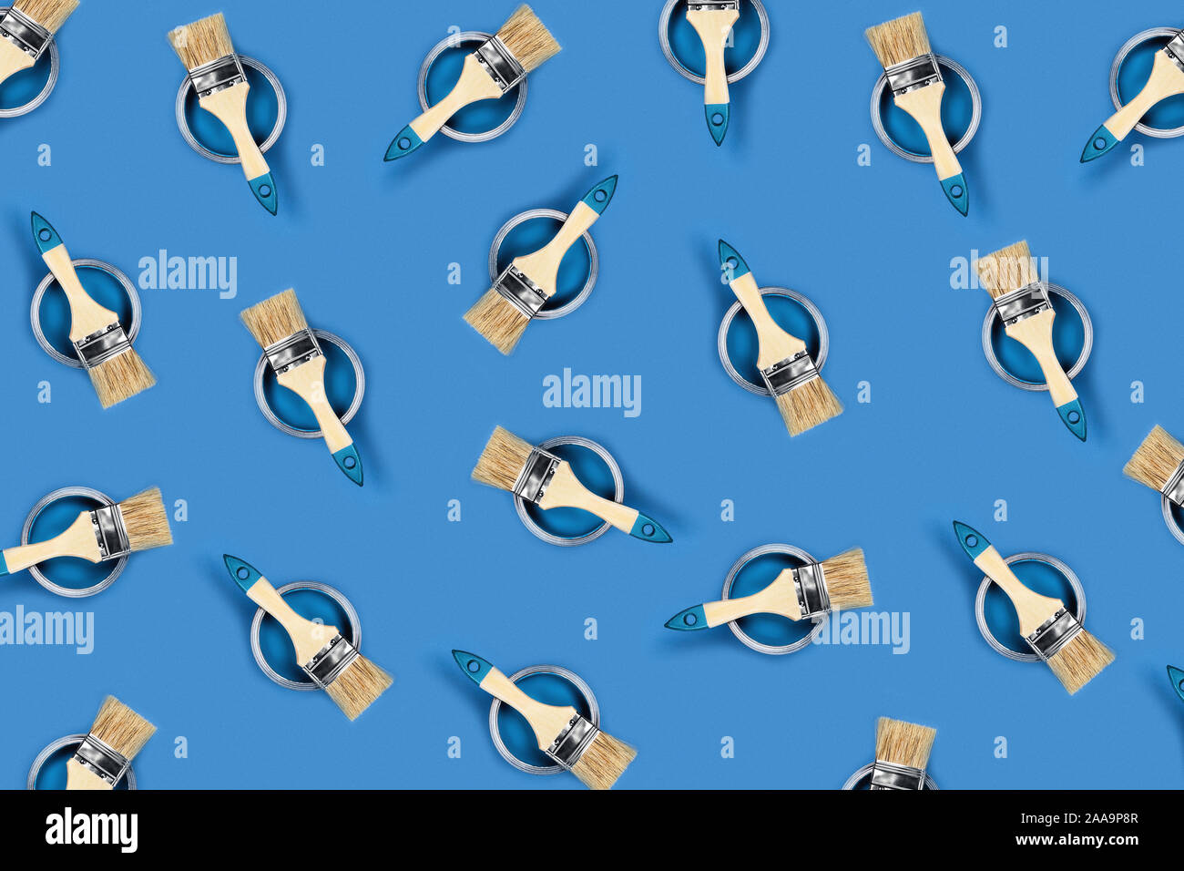 Concepto de renovación. Patrón con fondo azul con botes de pintura y pinceles de color. Sentar planas, vista superior. Foto de stock