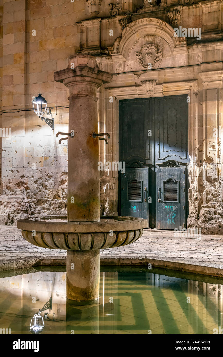 La Plaza San Felipe Neri Plaza, Barrio Gótico, Barcelona, Cataluña