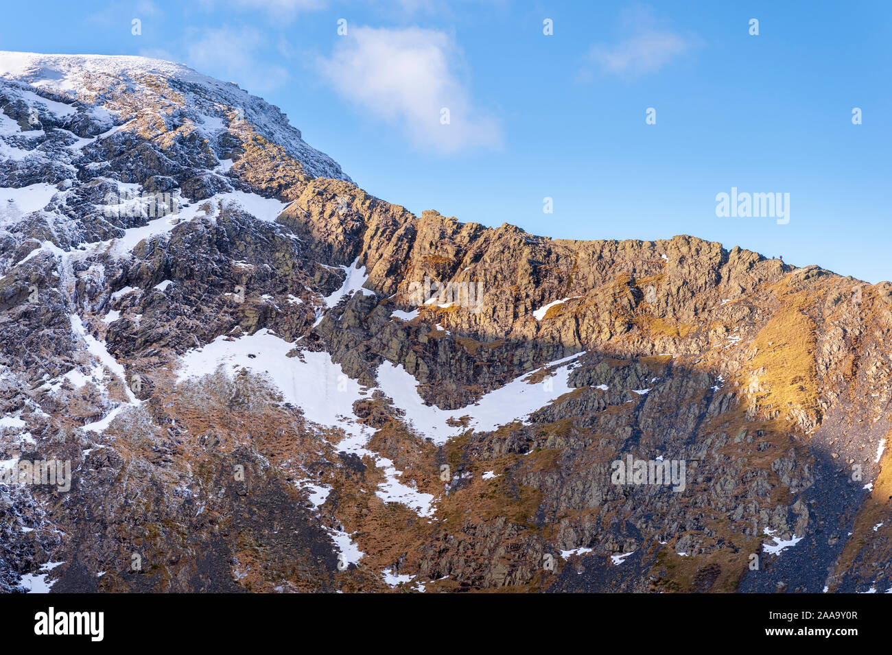 Lake District inglés paisaje montañoso borde afilado en el hielo y la nieve del invierno por escamas cayó sobre Blencathra uno del Noreste Lakeland fells Foto de stock