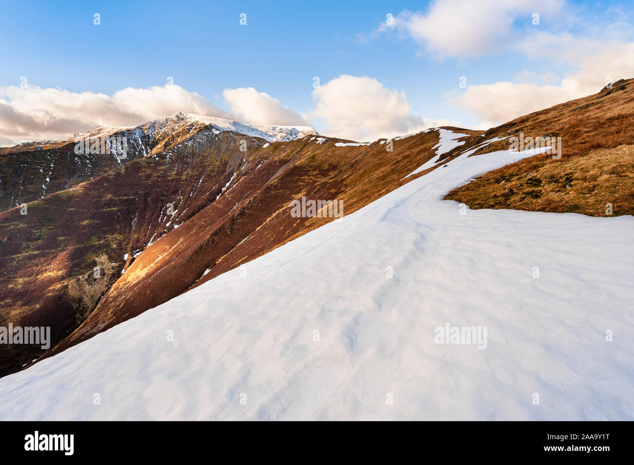 Winter Lake District escalas paisaje de montañas cubiertas de nieve que cayó líder cumbre de Blencathra / Saddleback uno de los Lakeland fells en Cumbria Foto de stock