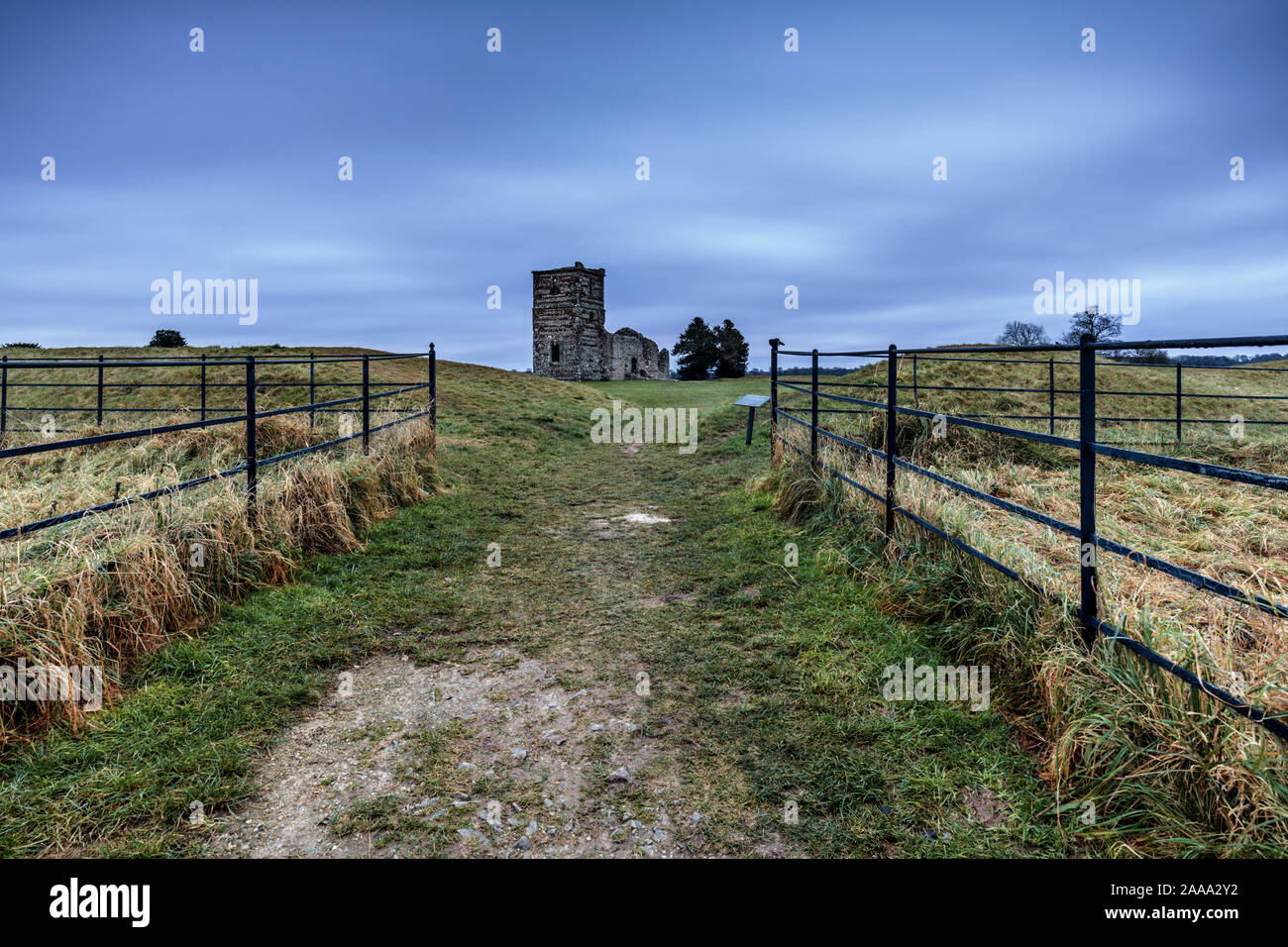 Las ruinas de la iglesia medieval de Knowlton y albarradas se encuentra en el centro de un ritual Neolítico henge escalonado. Supuestamente el lugar más embrujada en Dorset. Foto de stock