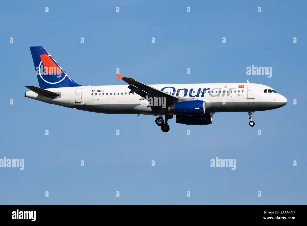 Istanbul / Turkey - Marzo 28, 2019: Onur Air Airbus A320 TC-OBG avión de pasajeros de llegada y aterrizar en el aeropuerto de Ataturk de Estambul Foto de stock