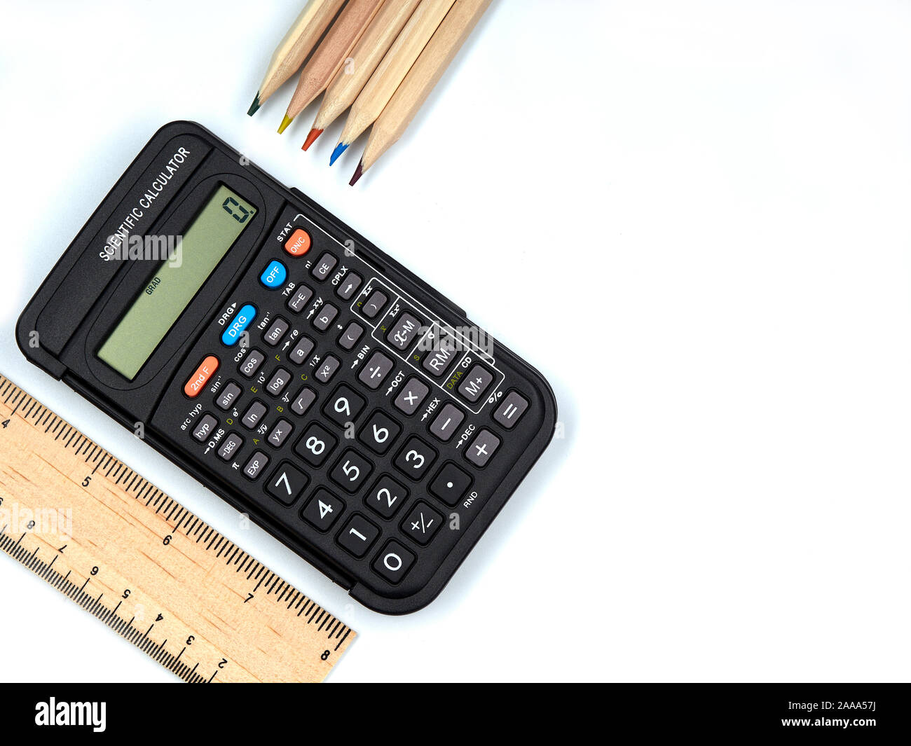Calculadora científica con regla de madera y lápices de madera con puntas  de colores. Copiar espacio a la derecha sobre fondo blanco Fotografía de  stock - Alamy