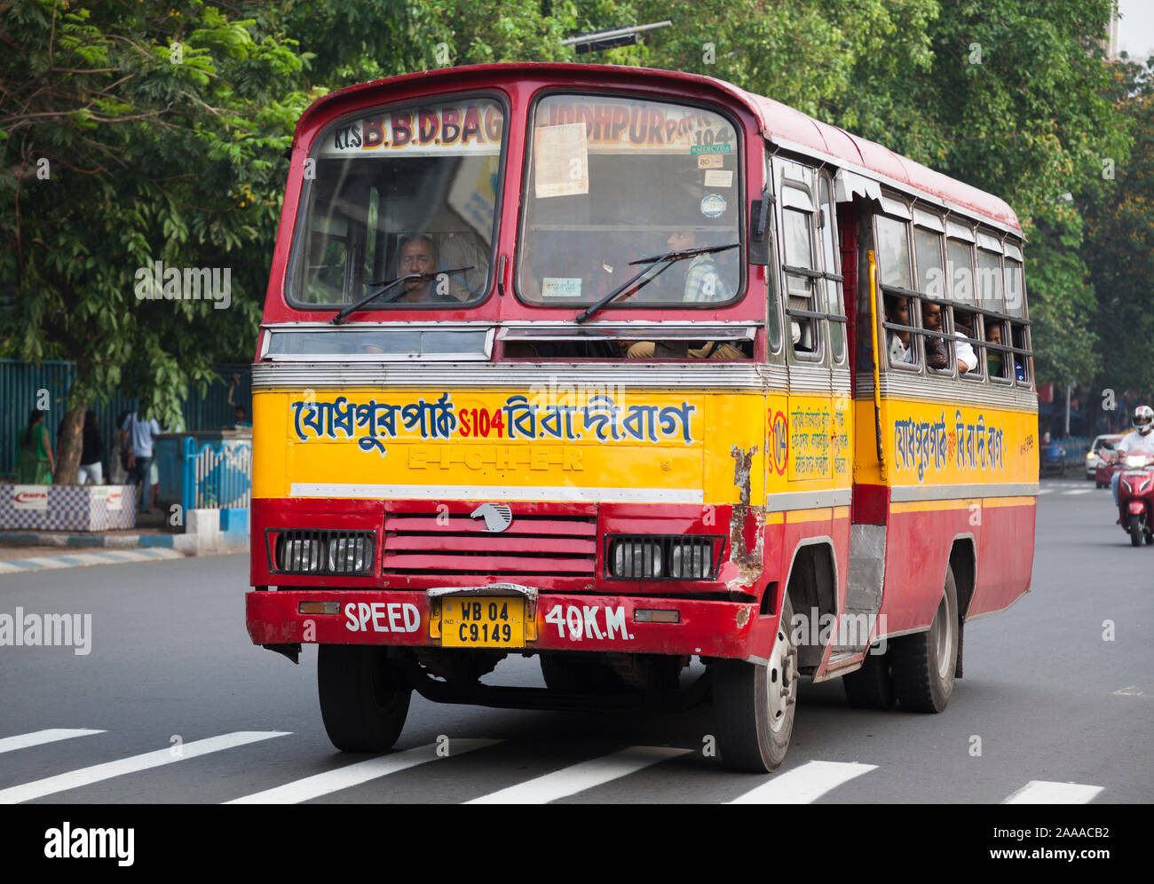 Bus de pasajeros en la ruta india tot Howrah estación de autobuses, en Kolkata (Calcuta), Bengala Occidental Foto de stock