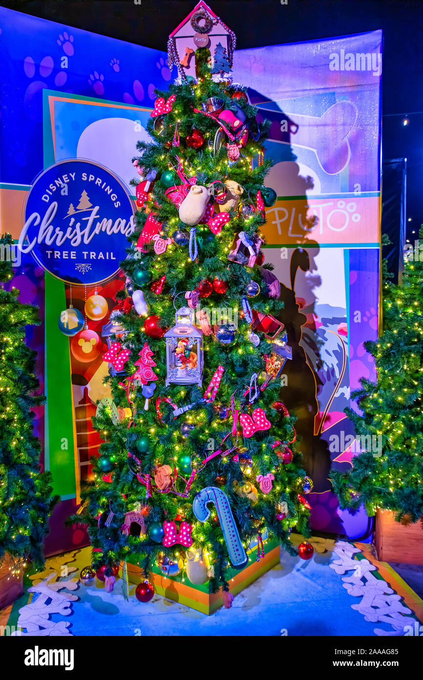 Plutón temáticas sobre el árbol de Navidad árbol de Navidad de Disney trail  Fotografía de stock - Alamy