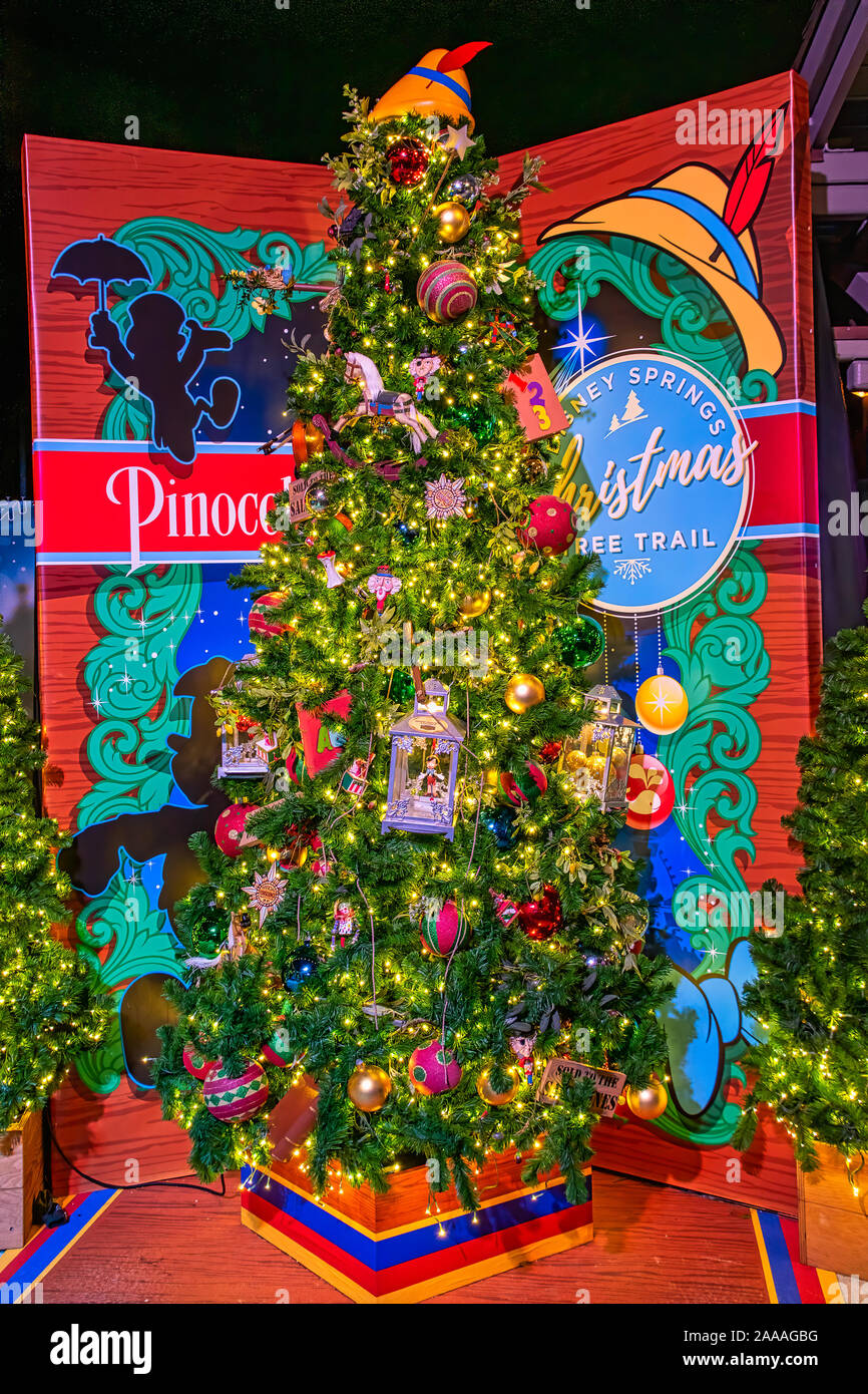 Pinocho temáticas sobre el árbol de Navidad árbol de Navidad de Disney  trail Fotografía de stock - Alamy