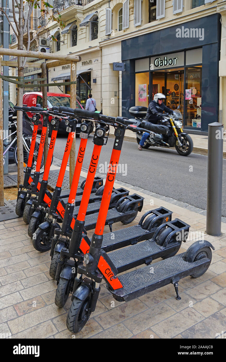 Marsella, Francia -13 NOV 2019- Vista de CIRC compartido alquiler de  scooters eléctricos en la calle, en el Vieux Port (puerto antiguo) en  Marsella, Francia Fotografía de stock - Alamy