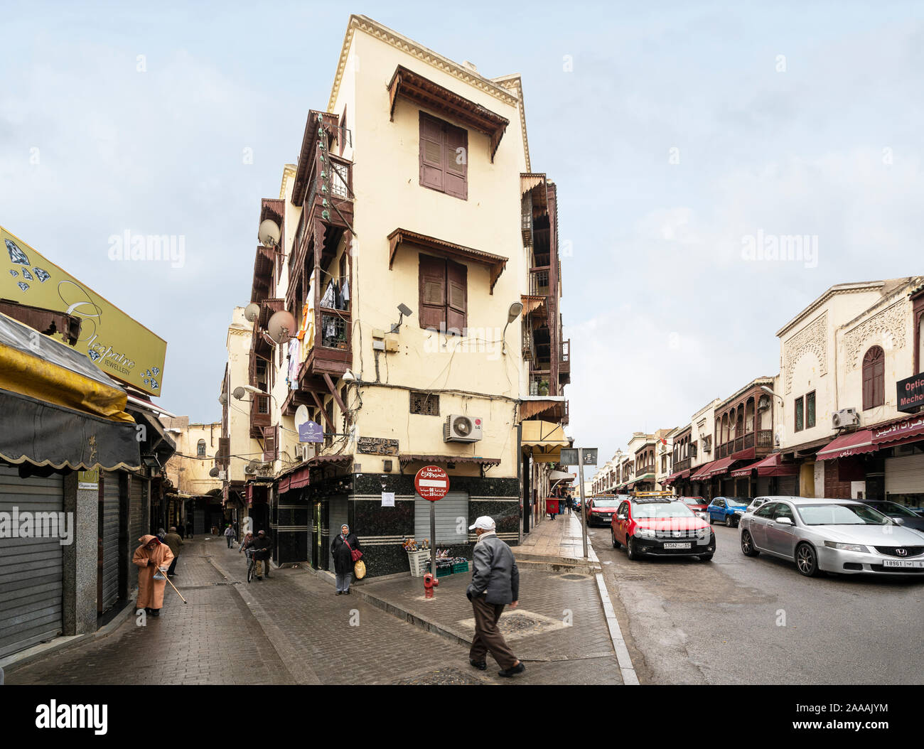 Fez, Marruecos. Noviembre 9, 2019. La gente en las calles del antiguo barrio hebreo Foto de stock