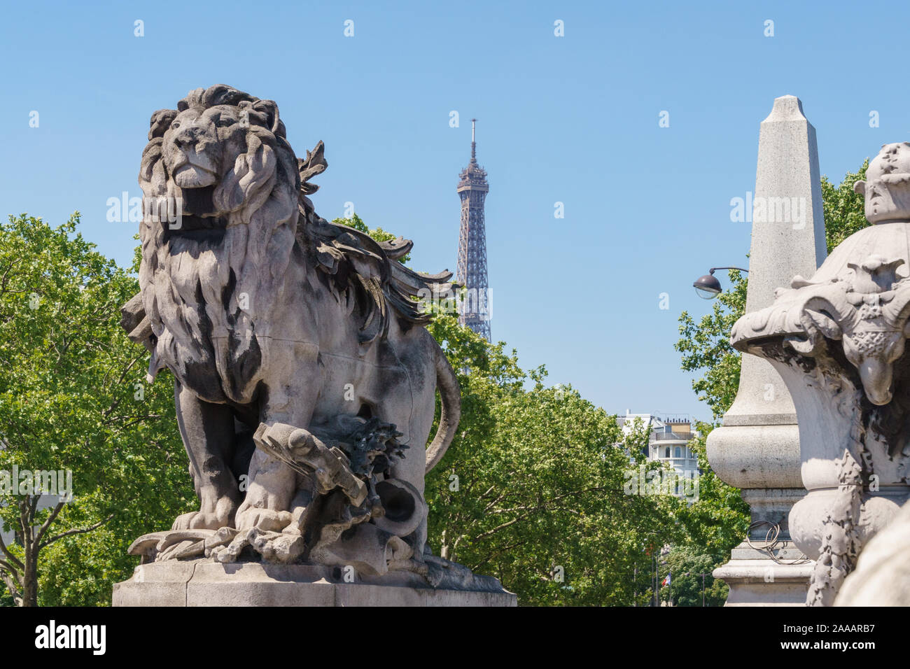 Detalle de la escultura de un león en la entrada del puente Alexandre III, en París, Francia Foto de stock
