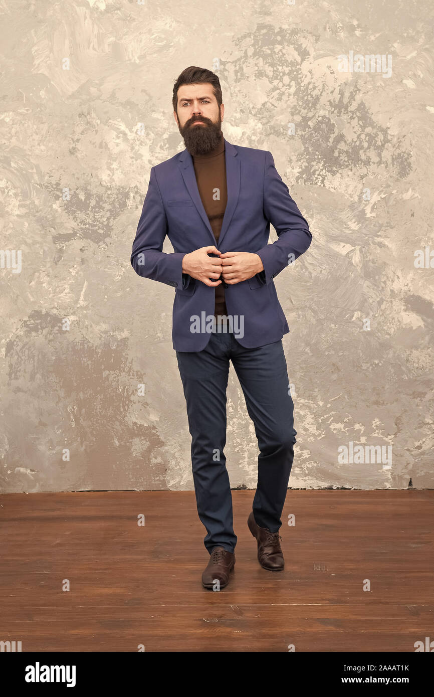 Elegante hombre con barba. La vida moderna. Moda elegante modelo masculino.  Maduro empresario elegante caminar. Sastre o diseñador de moda. Brutal  hipster barbudo en elegante traje formal. Coach de negocios Fotografía de