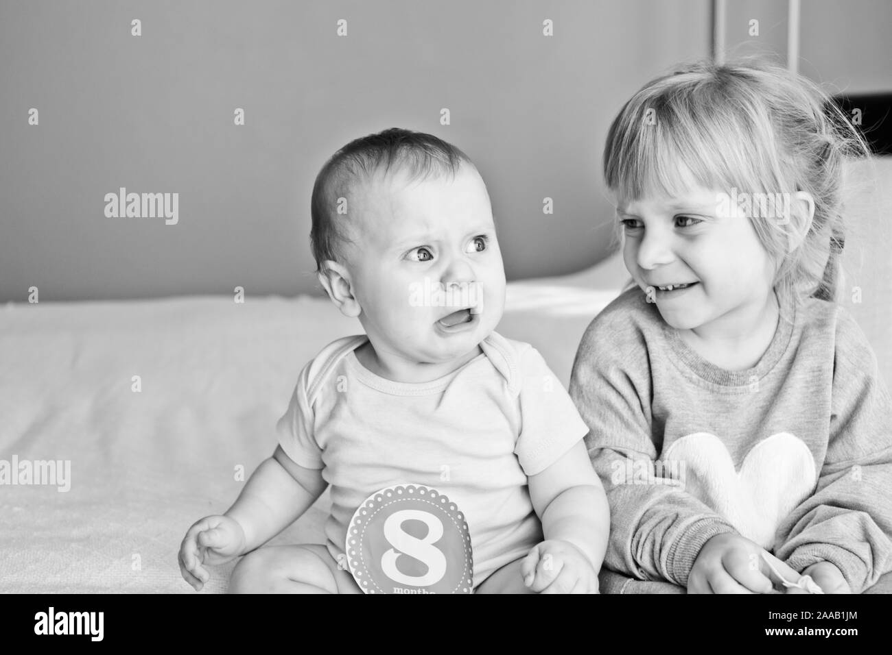 Close Up Retrato De Dos Hermanas 3 Anos Rubia Nina Y Nino Triste Llorando Bebe De 8 Meses Hermanas Mejores Amigos Familia Feliz Concepto Fotografia De Stock Alamy