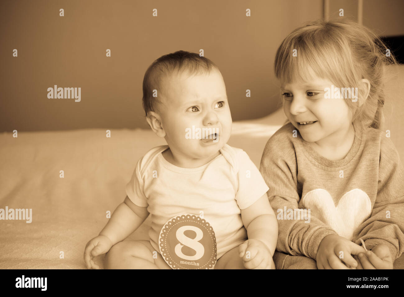 Close Up Retrato De Dos Hermanas 3 Anos Rubia Nina Y Nino Triste Llorando Bebe De 8 Meses Hermanas Mejores Amigos Familia Feliz Concepto Fotografia De Stock Alamy
