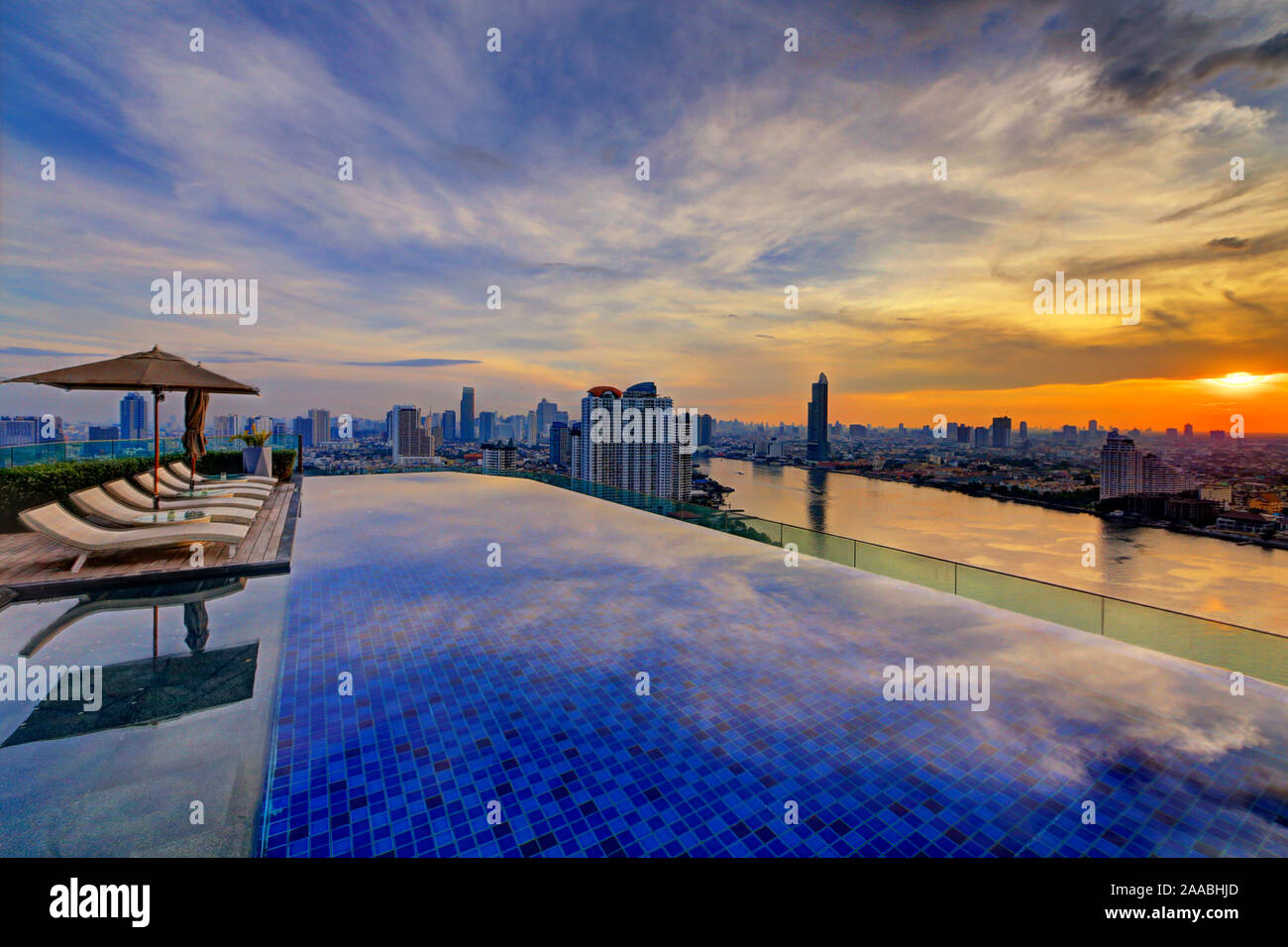Amanecer, Hotel Avani Bangkok Riverside, Piscina infinita Foto de stock