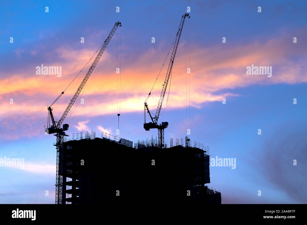 Silueta de la estructura del edificio en la industria de la construcción y el hermoso cielo durante la puesta de sol.-imagen Foto de stock