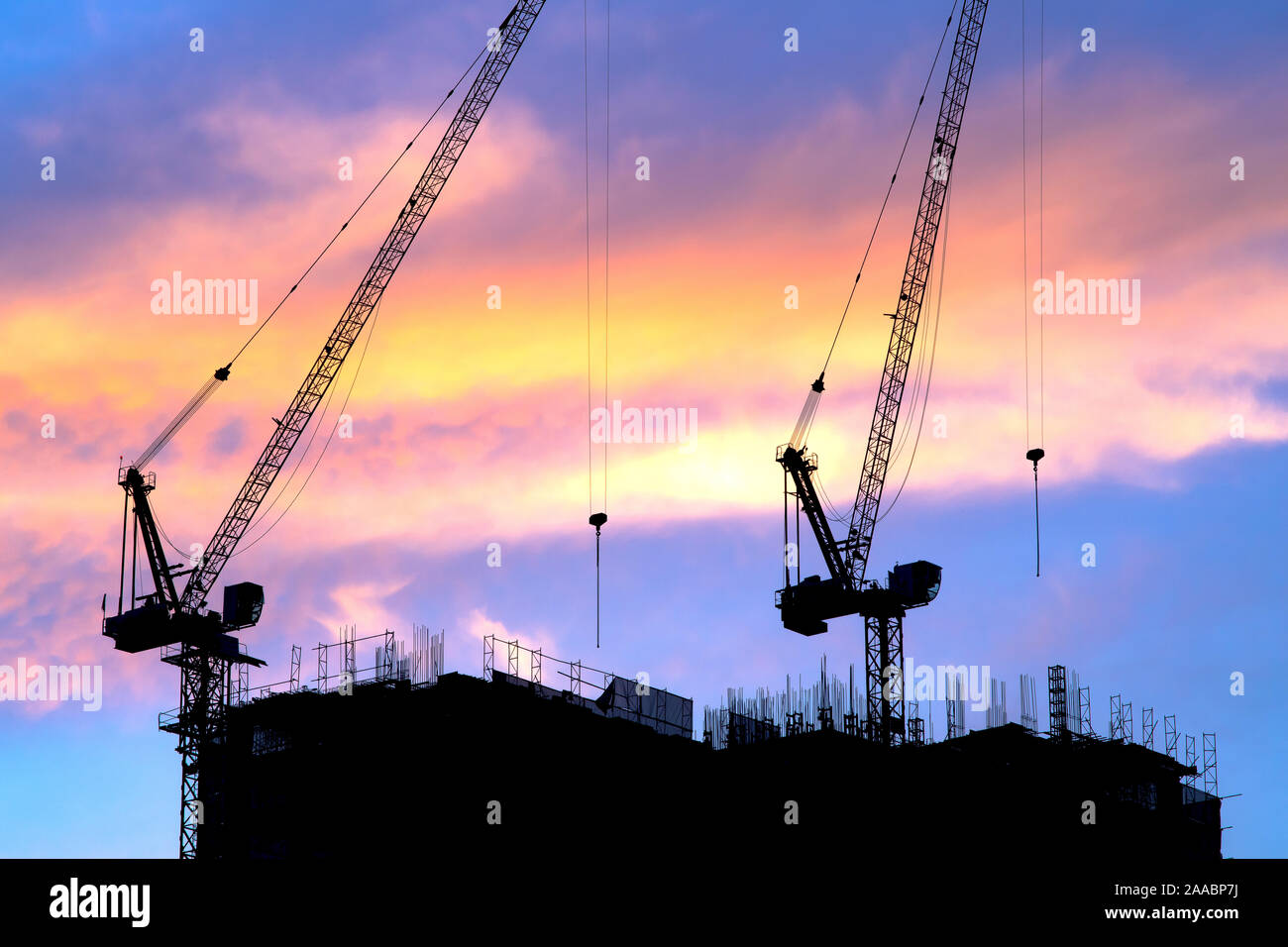 Silueta de la estructura del edificio en la industria de la construcción y el hermoso cielo durante la puesta de sol.-imagen Foto de stock