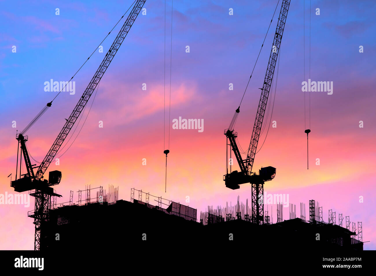 Silueta de la estructura del edificio en la industria de la construcción y el hermoso cielo durante la puesta de sol.-imagen Foto de stock