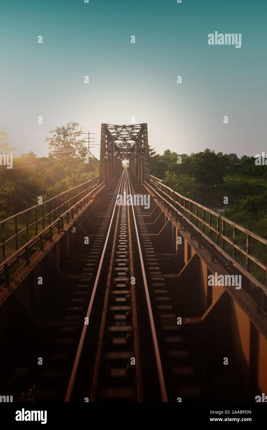 Viejo Puente levadizo de ferrocarril en el norte de Tailandia Foto de stock