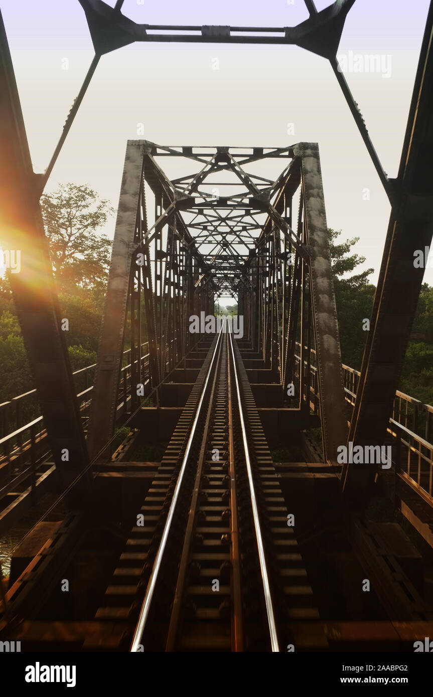 Viejo Puente levadizo de ferrocarril en el norte de Tailandia Foto de stock