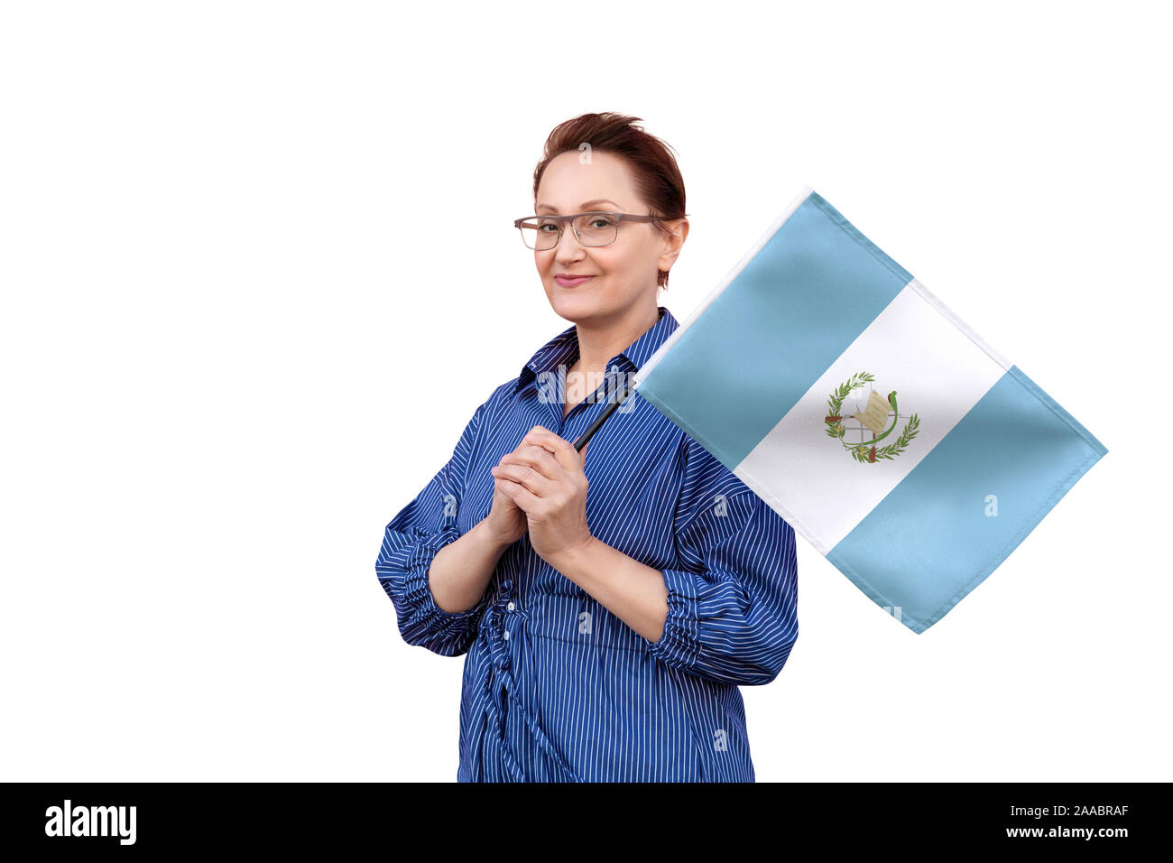 Bandera De Guatemala Mujer Sosteniendo La Bandera De Guatemala Buen Retrato De Dama De Mediana Edad 40 A 50 Anos De Edad Sosteniendo Un Gran Pabellon Aislado Sobre Fondo Blanco Fotografia De Bandera De Guatemala Mujer Sosteniendo La Bandera De Guatemala Buen Retrato De Dama De Mediana Edad 40 A 50 Anos De Edad Sosteniendo Un Gran Pabellon Aislado Sobre Fondo Blanco Fotografia De