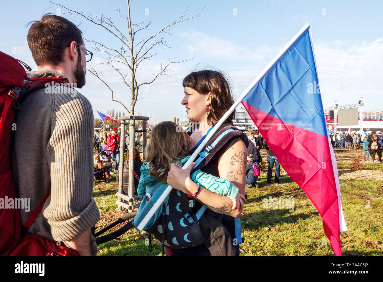 Joven mujer tatuada con el bebé y la bandera checa en manifestación contra Babis Letna, Praga República Checa Foto de stock