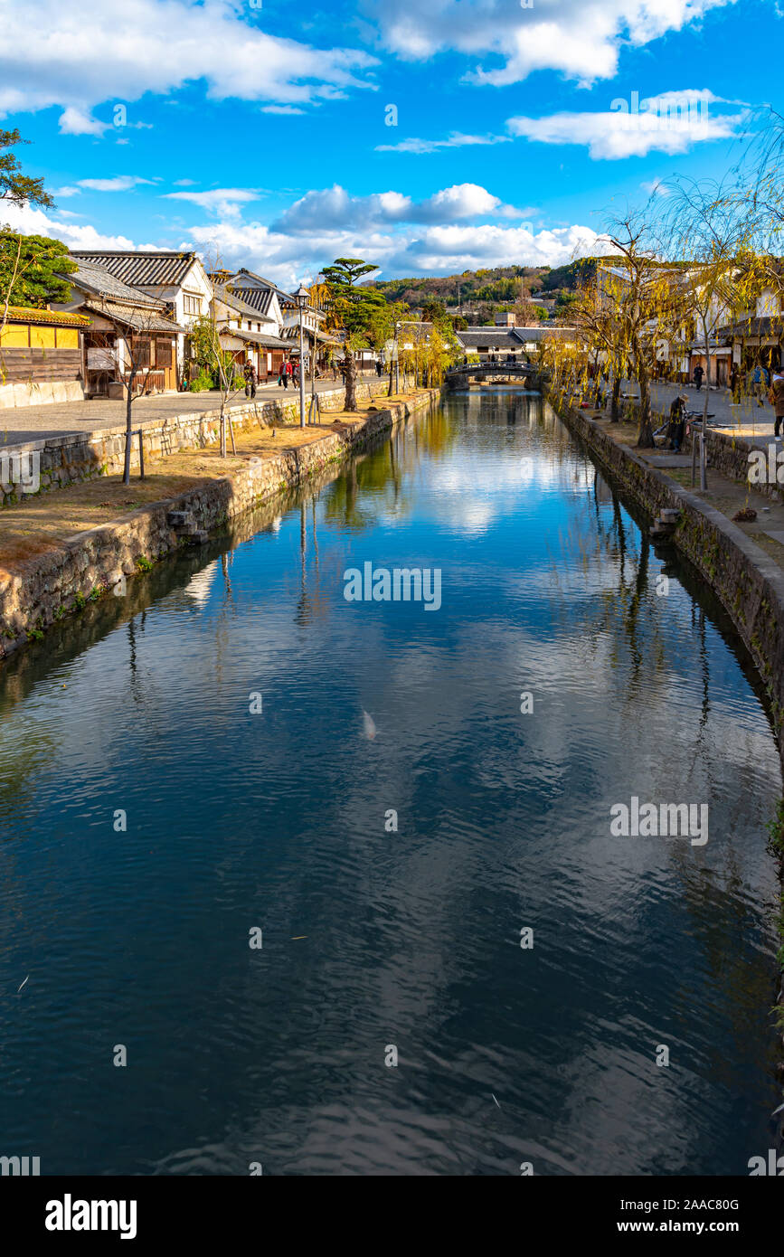 Vista de Kurashiki Bikan barrio histórico. Paisaje urbano conocido por característicamente japonés paredes blancas de residencias y sauces forro de bancos Foto de stock