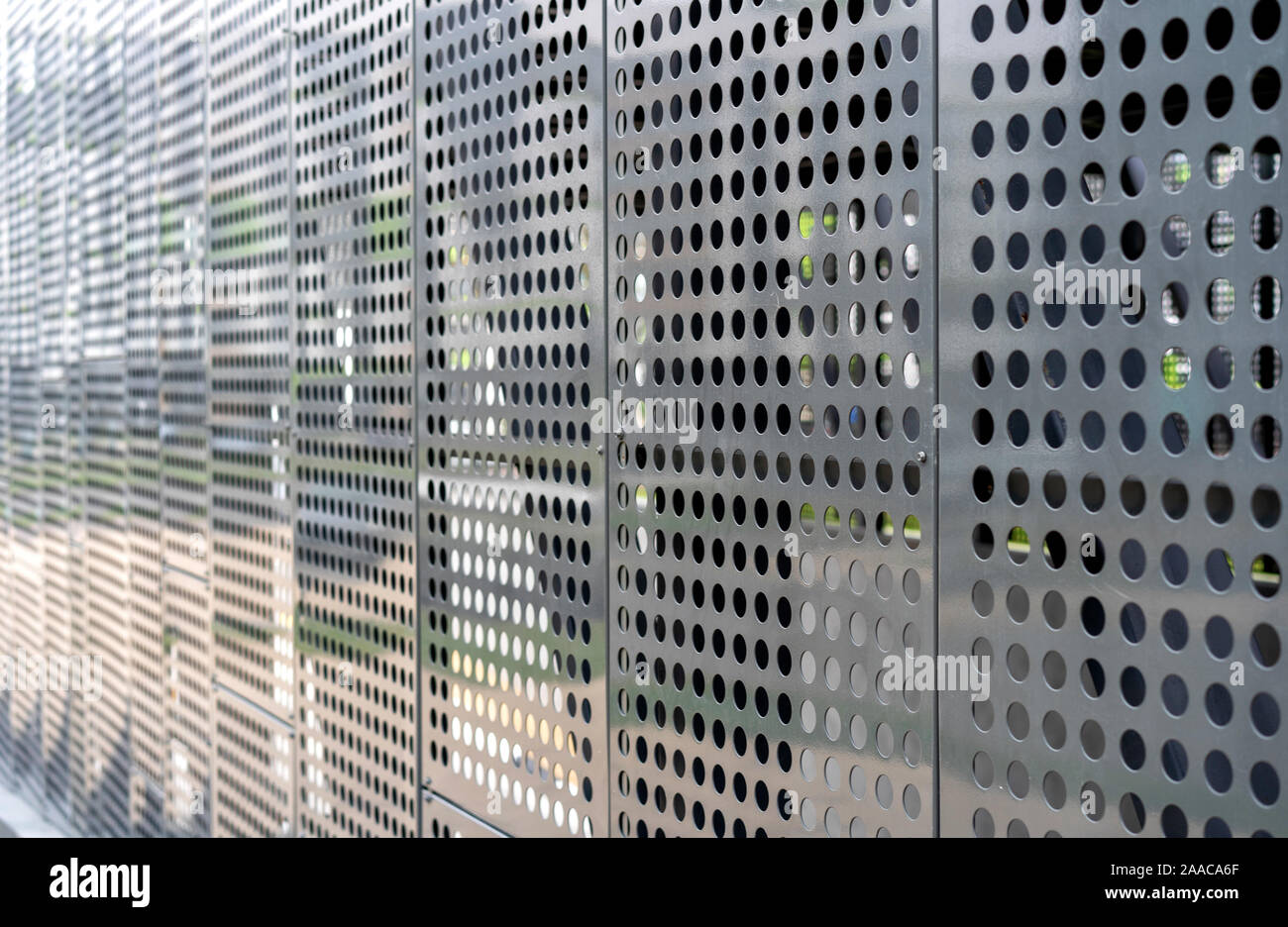 Los materiales modernos en la industria de la construcción. La textura del revestimiento  metálico de la fachada de un edificio closeup Fotografía de stock - Alamy