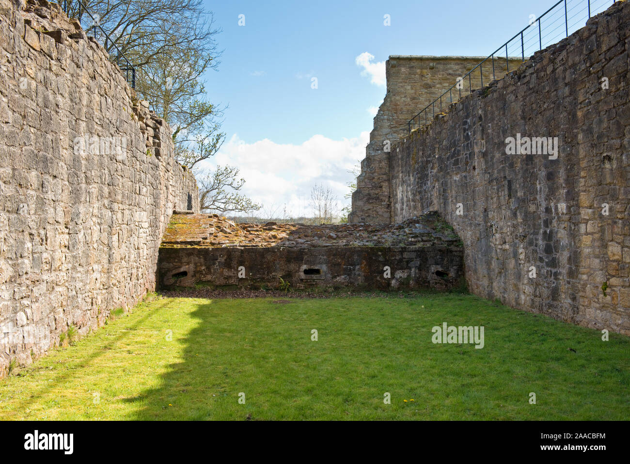 Bien conservado, cubiertos, caponier zanja defensiva y adjuntando altos muros en Craignethan Castillo. South Lanarkshire, Escocia Foto de stock