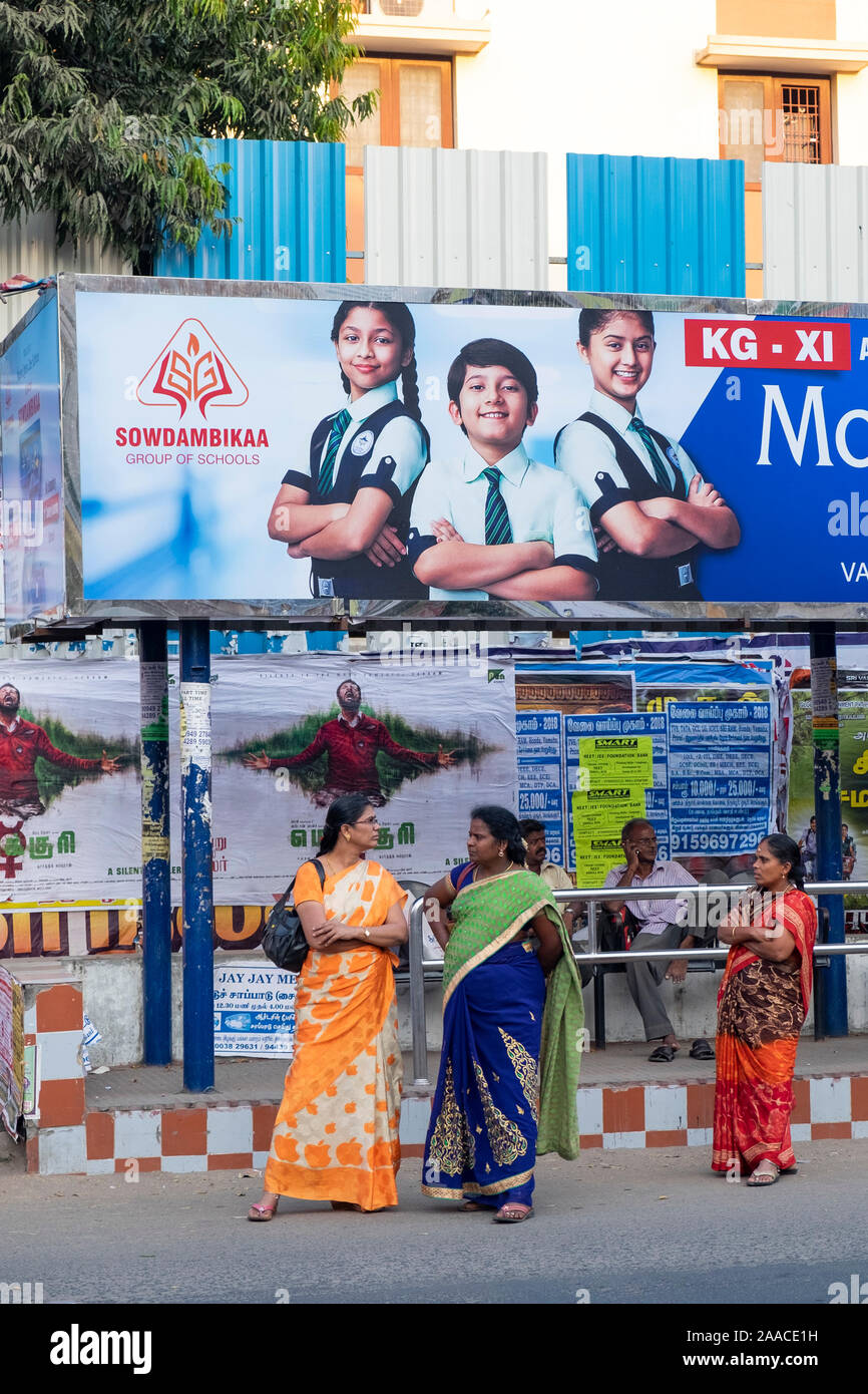 Un grupo de mujeres indias esperando un bus local de Tiruchirappalli, Tamil Nadu, India . Foto de stock