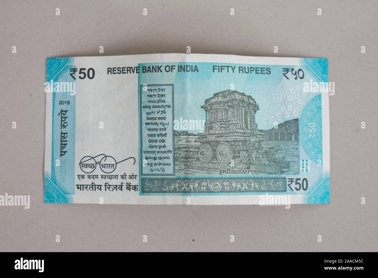 Volver de nuevo 50 Rupias Indias nota sobre fondo liso Foto de stock