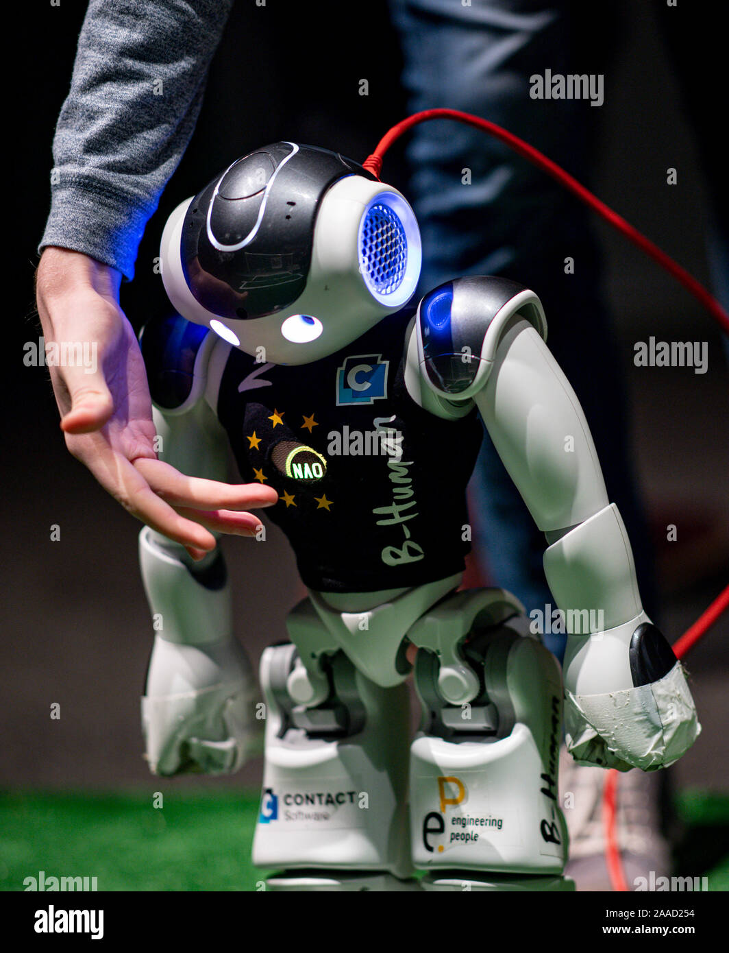Hamburgo, Alemania. 21 Nov, 2019. Un robot se ajusta en "citas rápidas con  AI - Cumplir los Robots en Hai Días' en la Hammerbrooklyn Campus Digital.  Los días 22 y 23 de