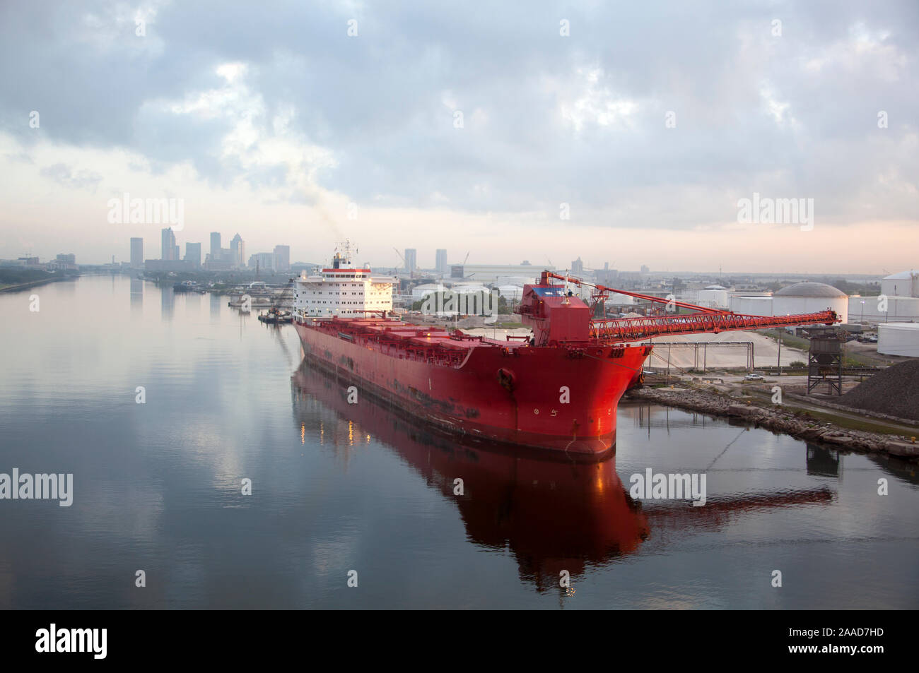 Por la mañana temprano la vista de un buque de carga en Seddon Canal y perfil del centro de la ciudad de Tampa en un fondo (Florida). Foto de stock