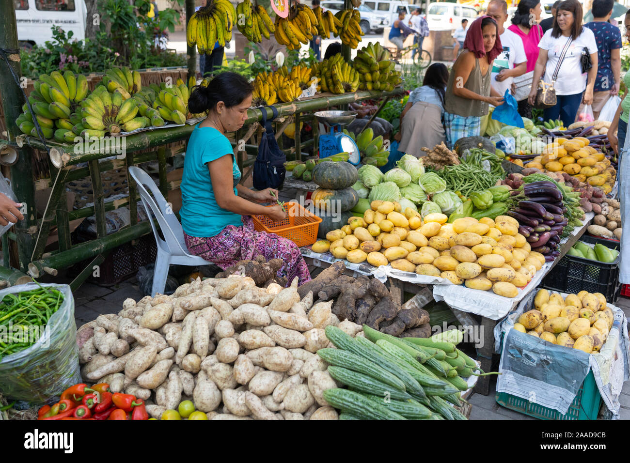 Una pantalla de frutas frescas y verduras a la venta en un mercado de granjeros,en la Ciudad de Cebu, Filipinas Foto de stock