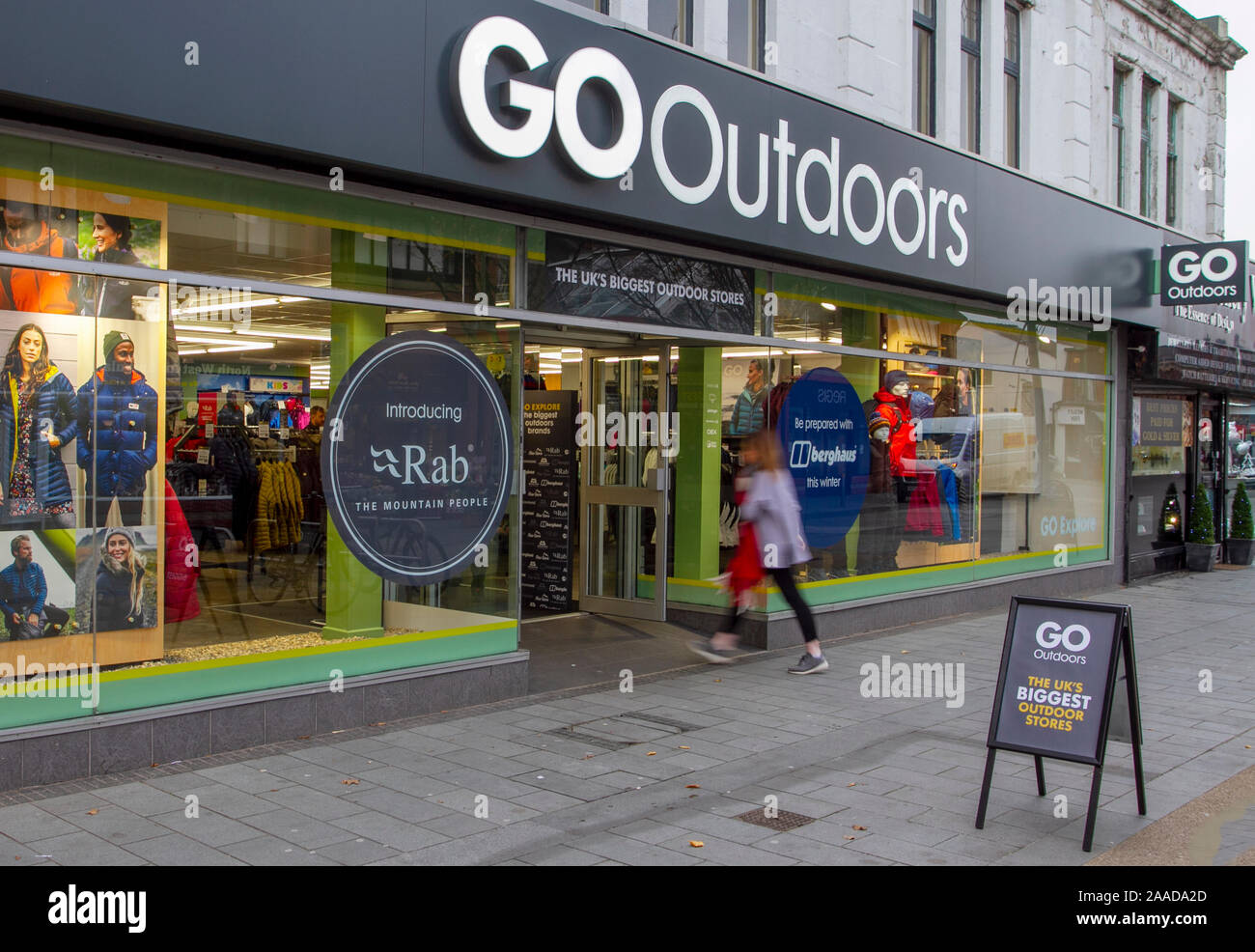 Gente paseando por una tienda de ropa de invierno en Southport