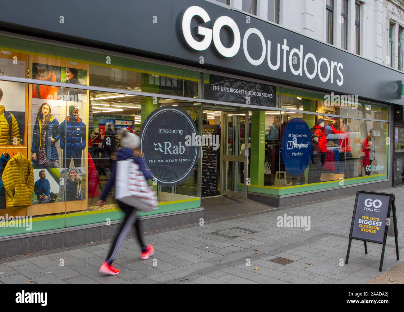 Gente paseando por una tienda de ropa de invierno en Southport, Merseyside,  Reino Unido, propiedad de GO Outdoors, una marca comercial especializada en  productos de acampada, tiendas de campaña, ropa de exterior