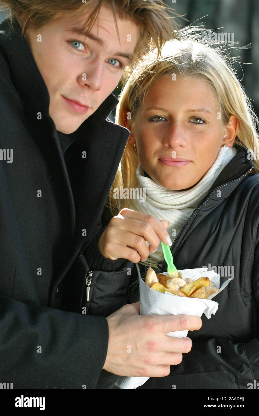 Junges Paar isst las patatas fritas mit mayonesa, 20,25, Jahre, Modelrelease Foto de stock