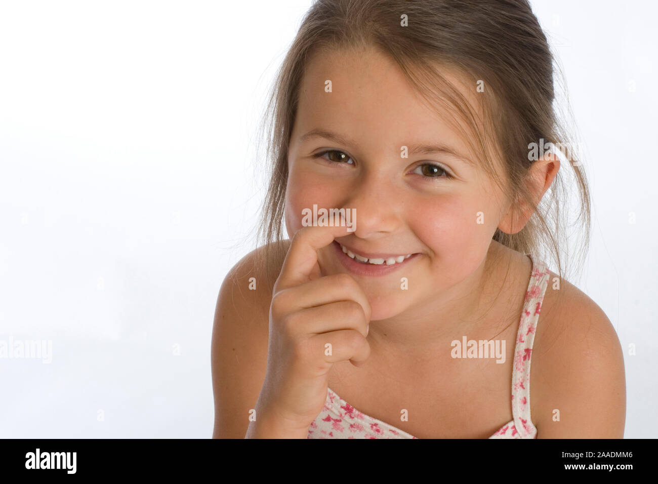 Sechsjähriges Mädchen popelt in der Nase (MR) Foto de stock