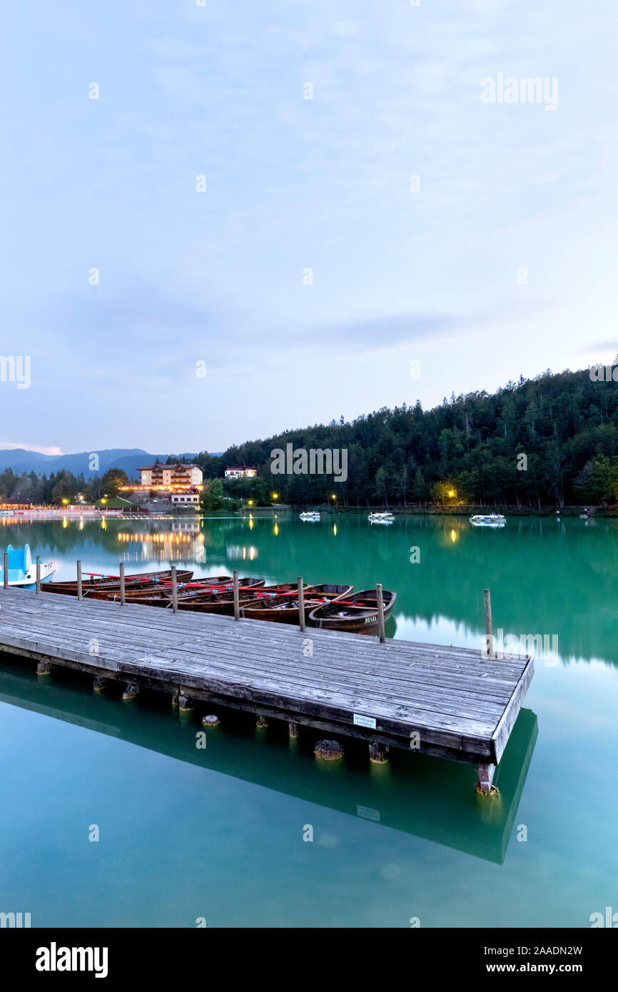 Botes de remo amarrados en el lago Lavarone. El lago es famoso por ser el destino de vacaciones del psicoanalista Sigmund Freud. Trentino, Italia. Foto de stock