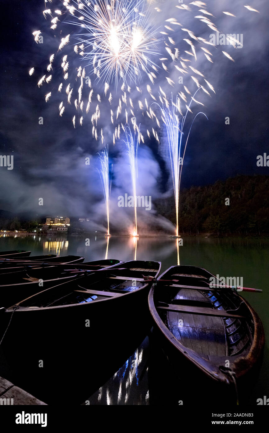 Botes de remo y fuegos artificiales en el lago Lavarone. La provincia de Trento, Trentino Alto-Adige, Italia, Europa. Foto de stock