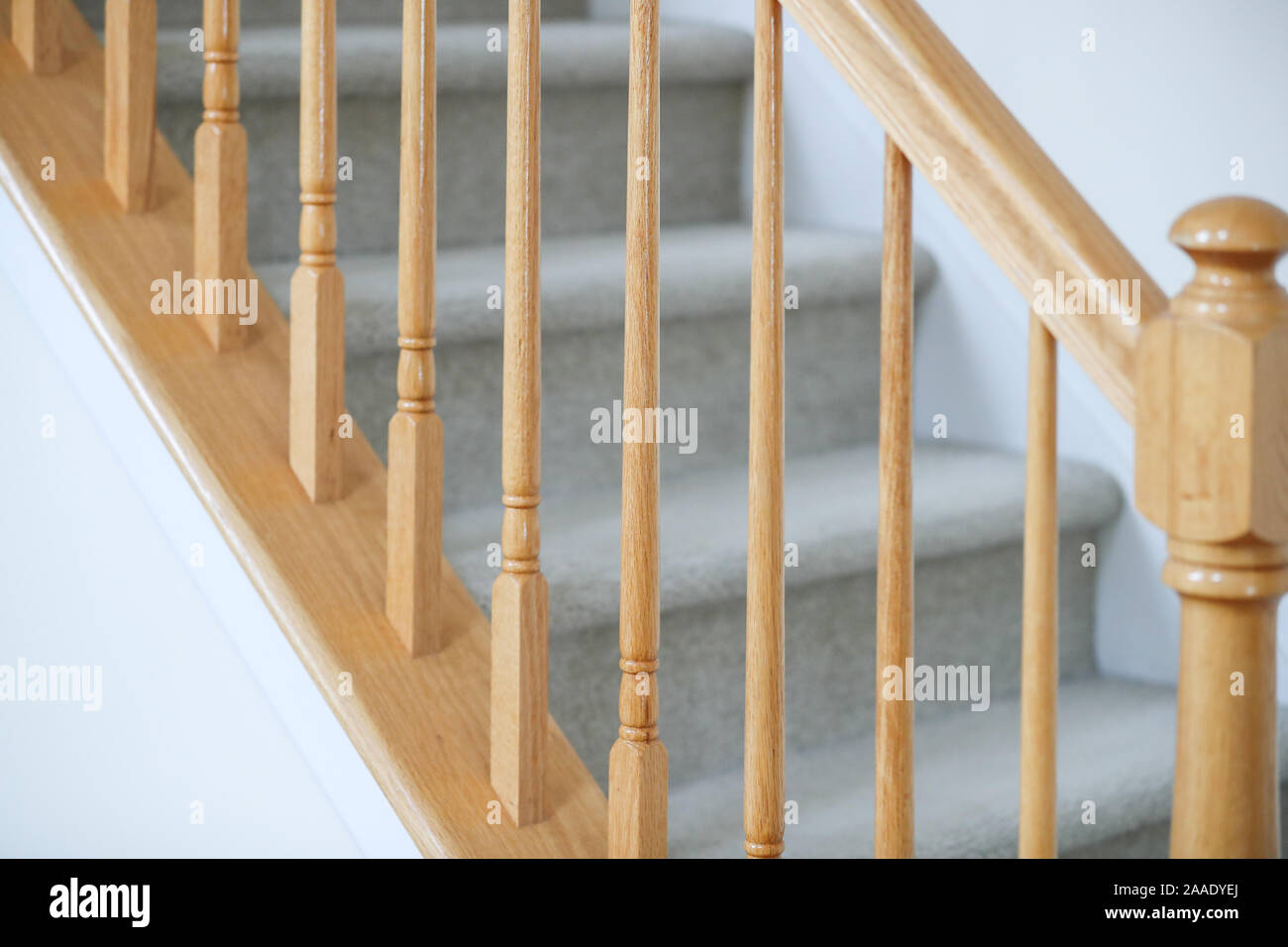 Escaleras de madera. Pasamanos de escalera closeup. - Imagen