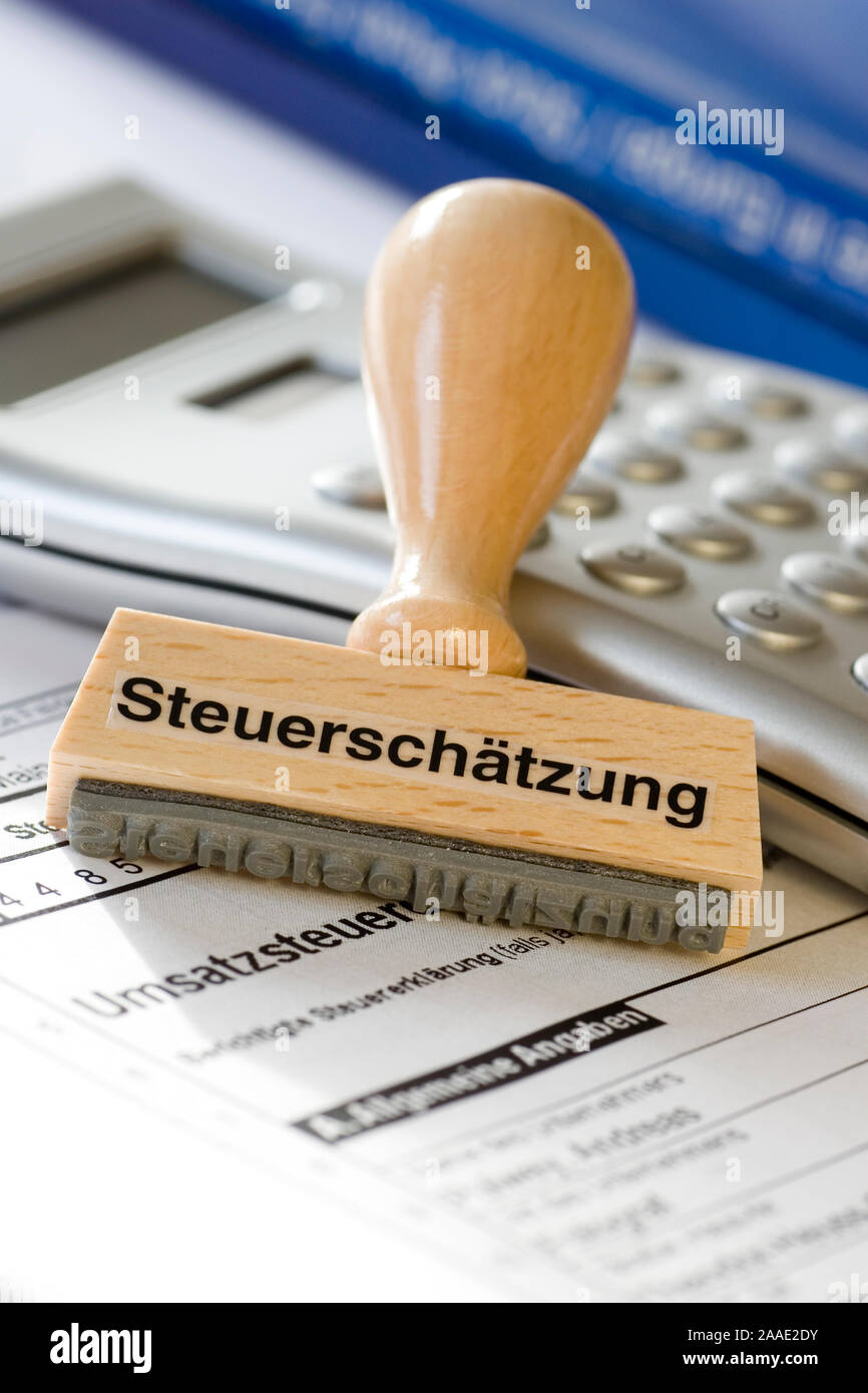 Stempel mit Aufschrift Steuerschätzung auf einer deutschen Umsatzsteuererklärung Foto de stock