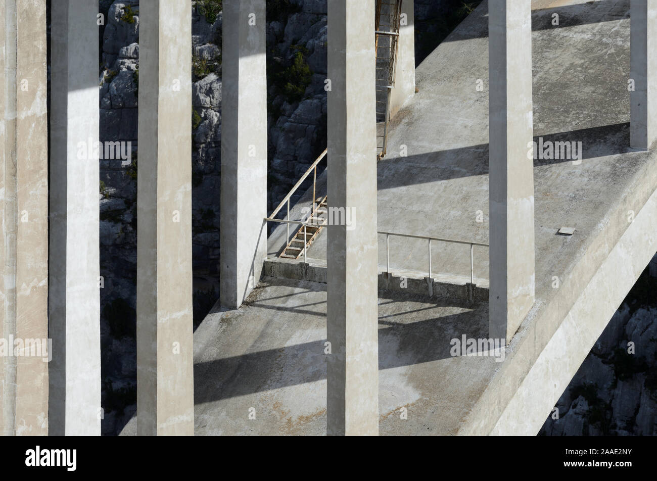 Detalles estructurales incluye columnas de hormigón armado de Pont de l'Artuby o Pont de Chaulière (1940) Verdon Gorge Provence Francia Foto de stock