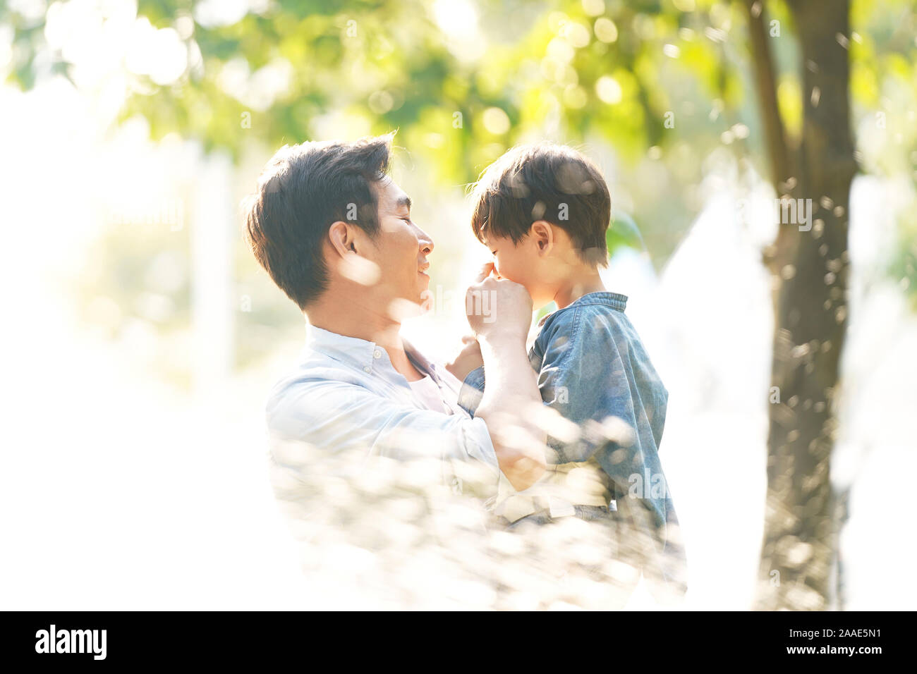 Padre e hijo de Asia disfrutar de buen tiempo al aire libre en el parque Foto de stock
