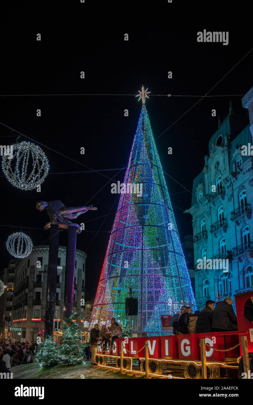 yo lavo mi ropa ex materno Vigo, Pontevedra, España; en diciembre de 2018: Decoración de Navidad y las  luces de la ciudad de Vigo en Galicia Fotografía de stock - Alamy