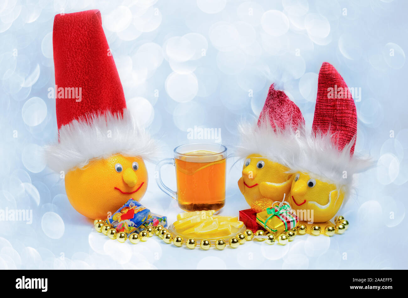 Navidad té caliente con gracioso cítricos y decoraciones de Navidad  Fotografía de stock - Alamy